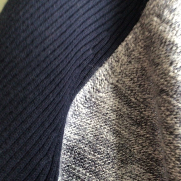 Ladies long sleeve crop zip sweater, blue Sz Medium. Gently worn - Picture 6 of 12